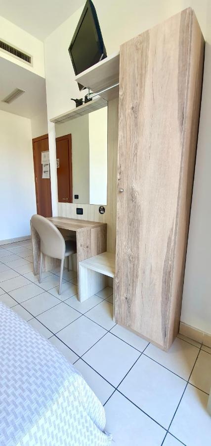 Hotel Mondial Милано Екстериор снимка