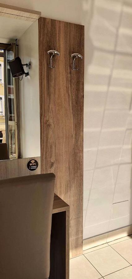 Hotel Mondial Милано Екстериор снимка