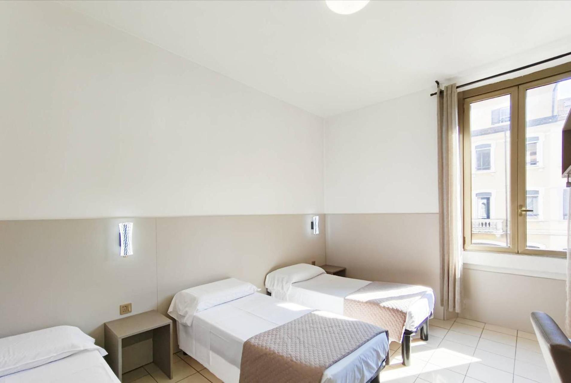 Hotel Mondial Милано Екстериор снимка