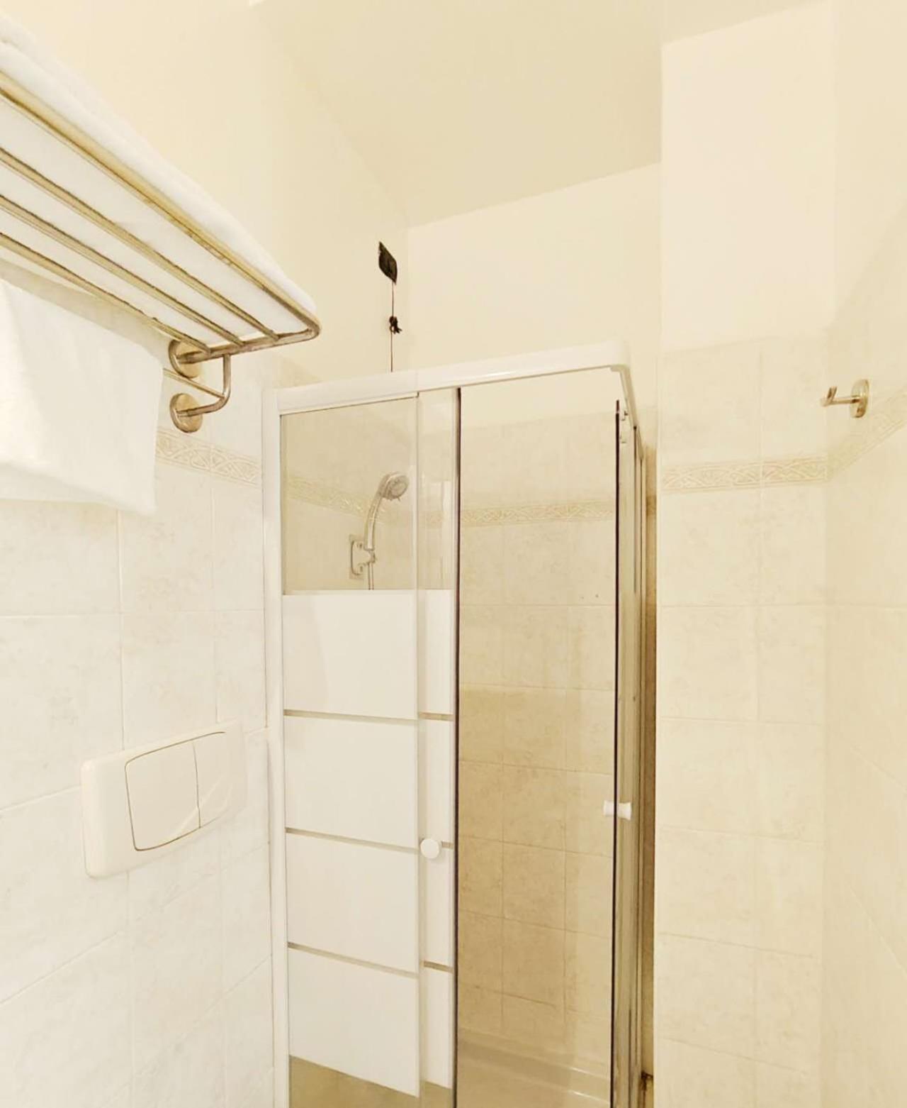 Hotel Mondial Милано Екстериор снимка