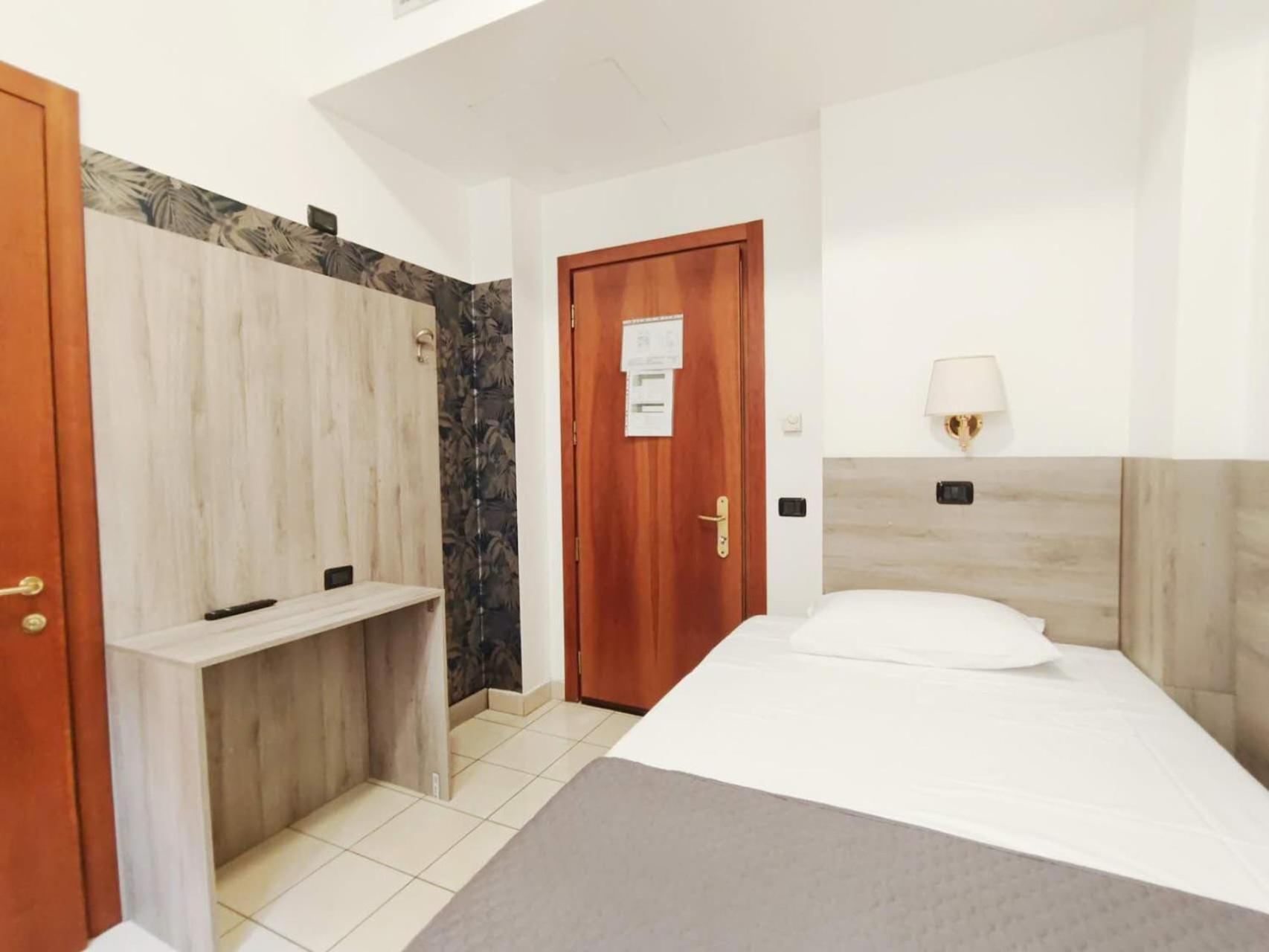 Hotel Mondial Милано Екстериор снимка