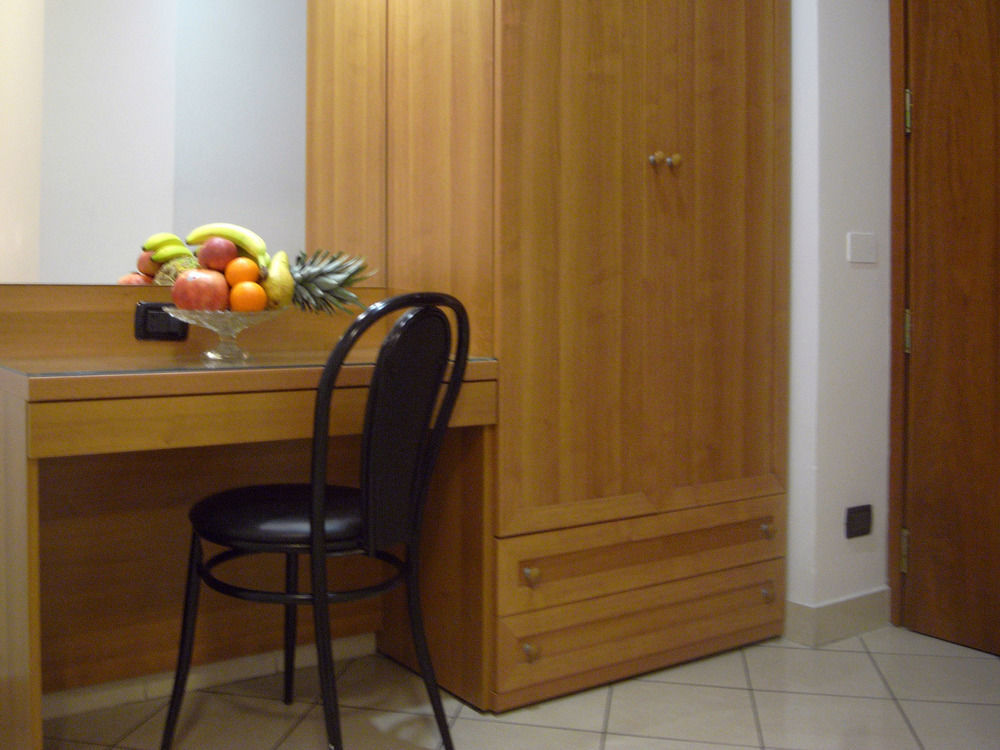 Hotel Mondial Милано Екстериор снимка
