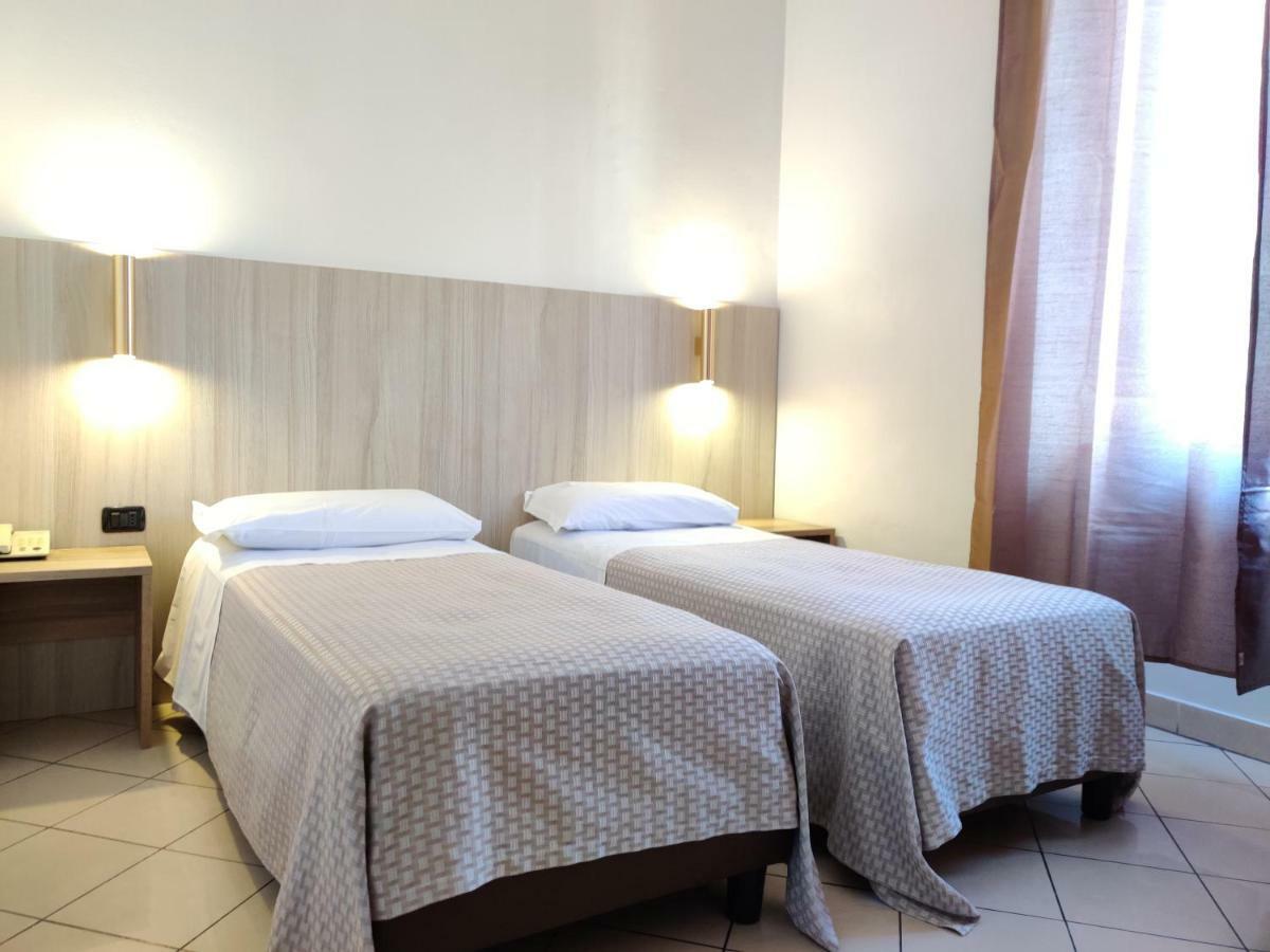 Hotel Mondial Милано Екстериор снимка