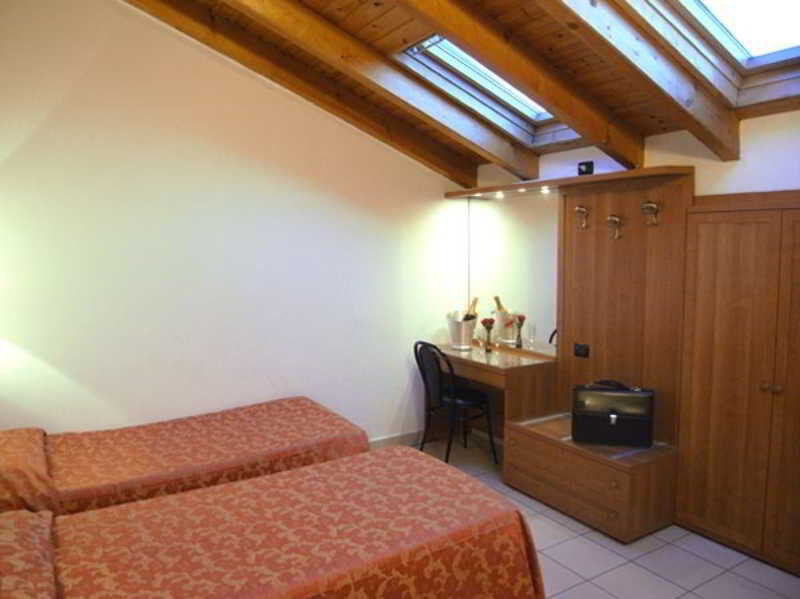 Hotel Mondial Милано Екстериор снимка